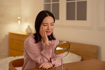 女性　夜のフェイシャルケア