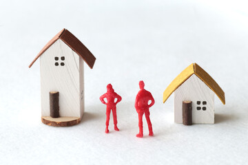 遺産相続のトラブルをミニチュア人形と家と文言で表現した写真