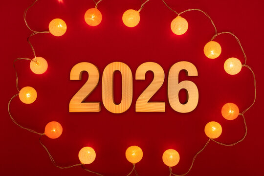 반짝이는 전구 배경에 2026년 글자 이미지