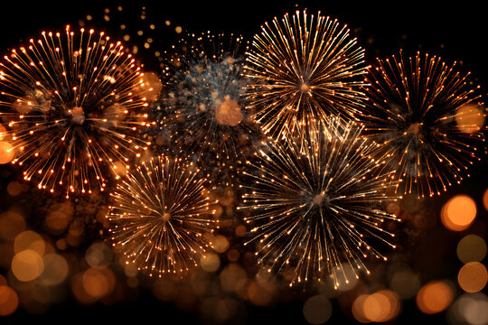 goldenes feuerwerk freigestellt auf schwarz, festliches konzept f&uuml;r silvester und gl&uuml;ckliches neues jahr