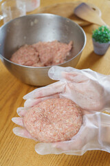 ハンバーグの成形イメージ・中央にくぼみを作る