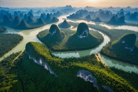 Atemberaubende Karstlandschaft und Fluss im Morgengrauen in China