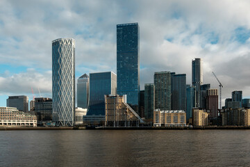 Naklejka premium Canary wharf london skyline panorama along river thames