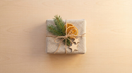 エコでおしゃれな風呂敷ギフトラッピングの俯瞰フラットレイ自然素材クリスマスプレゼント背景コピースペース-生成AI