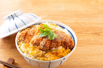カツ丼を食べる