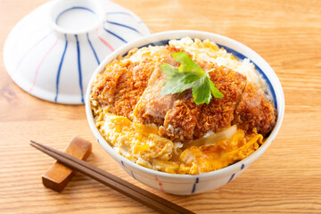 カツ丼を食べる