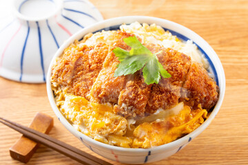 カツ丼を食べる