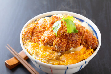 カツ丼を食べる