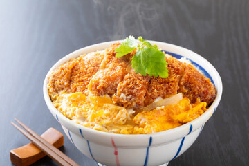 カツ丼を食べる