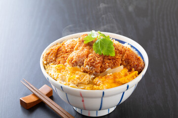 カツ丼を食べる