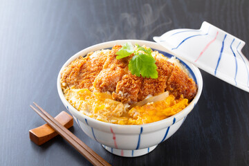 カツ丼を食べる