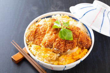 カツ丼を食べる