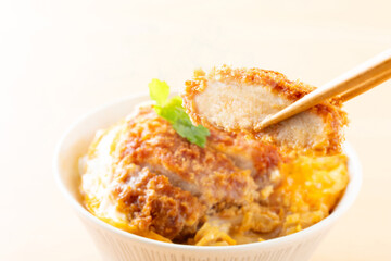 カツ丼を食べる