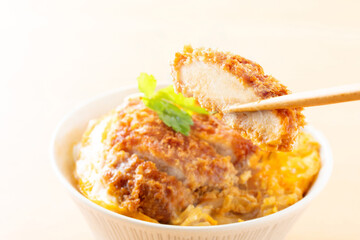 カツ丼を食べる