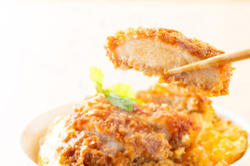 カツ丼を食べる