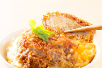 カツ丼を食べる