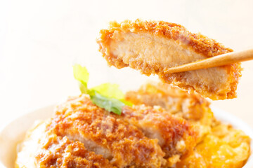 カツ丼を食べる