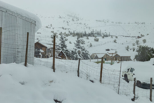 Invierno nevado, nieve blanca, entretenimiento, paisaje, viaje, vacaciones y medio ambiente, nevando