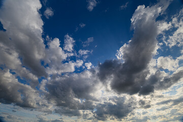 Obraz premium A Dramatic Cloudscape with Varied Textures and Colors Captivating the Viewers Imagination