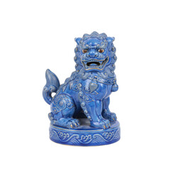 Obraz premium Vibrant blue ceramic guardian lion statue with intricate detailing on a plain background