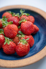 美味しそうなお皿の上のイチゴ　あまおう