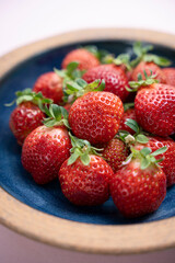 美味しそうなお皿の上のイチゴ　あまおう