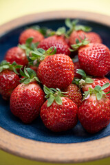 美味しそうなお皿の上のイチゴ　あまおう