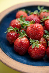 美味しそうなお皿の上のイチゴ　あまおう