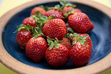 美味しそうなお皿の上のイチゴ　あまおう