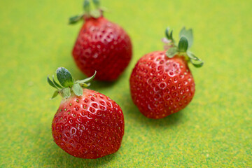 美味しそうなお皿の上のイチゴ　あまおう