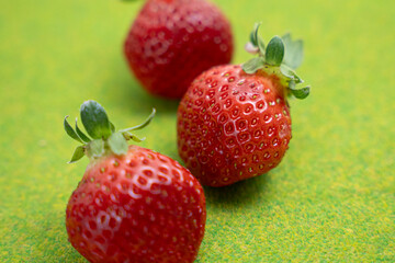 美味しそうなお皿の上のイチゴ　あまおう