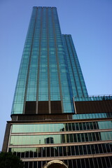 Obraz premium Towering commercial office glass building