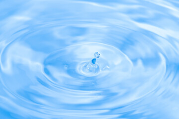 美しい水滴のアクションショット