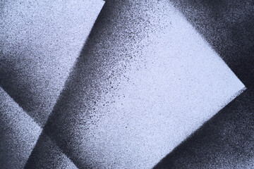 白背景に黒のスプレーペイント