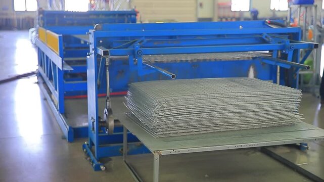 Wire mesh, storage and transportation of metal bars in metal factories, and mechanical equipment for operation