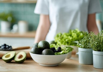Avocados und frischer Salat in einer K&uuml;che mit nat&uuml;rlichem Licht