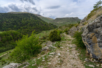 Scenic Mountain Trail A Rocky Path Through Lush Valley