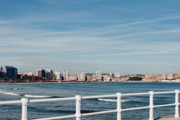 Naklejka premium San Lorenzo Bay Waterfront View, City Skyline and Waves, Gijón, Spain