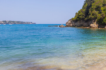 Fototapeta premium Tropical turquoise sea and rocky cliffs on a sunny day