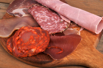 Assortiment de charcuteries sur une planche &agrave; d&eacute;couper en bois en gros plan