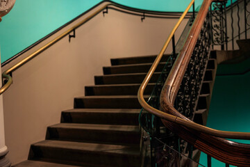 螺旋階段と緑のバックグラウンド