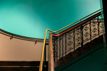 螺旋階段と緑のバックグラウンド