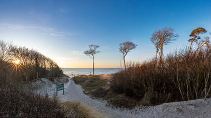 Zum Sonnenuntergang im Dezember am Dar&szlig;er Weststrand.