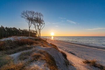 Zum Sonnenuntergang im Dezember am Dar&szlig;er Weststrand.