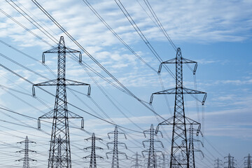 Des pyl&ocirc;nes &eacute;lectriques sur un r&eacute;seaux haute tension