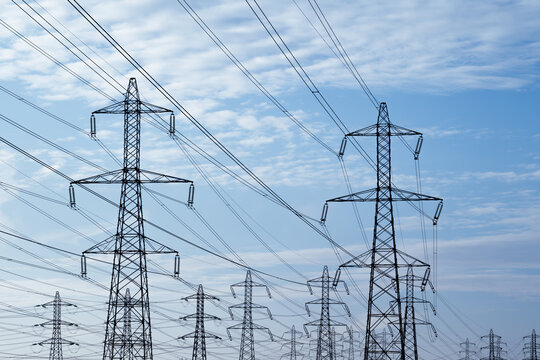 Des pyl&ocirc;nes &eacute;lectriques sur un r&eacute;seaux haute tension