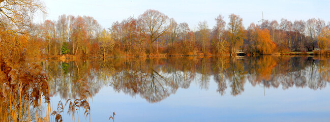Bunte Herbstlandschaft am Wasser, Bayern, Deutschland 