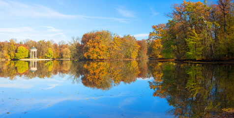 Bunte Herbstlandschaft am Wasser, Bayern, Deutschland 