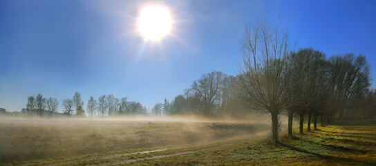 Sonnenaufgang mit Nebel in Landschaft, Panorama 