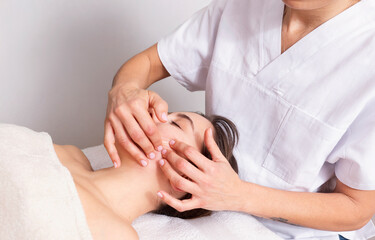 Massaggio sulla guancia